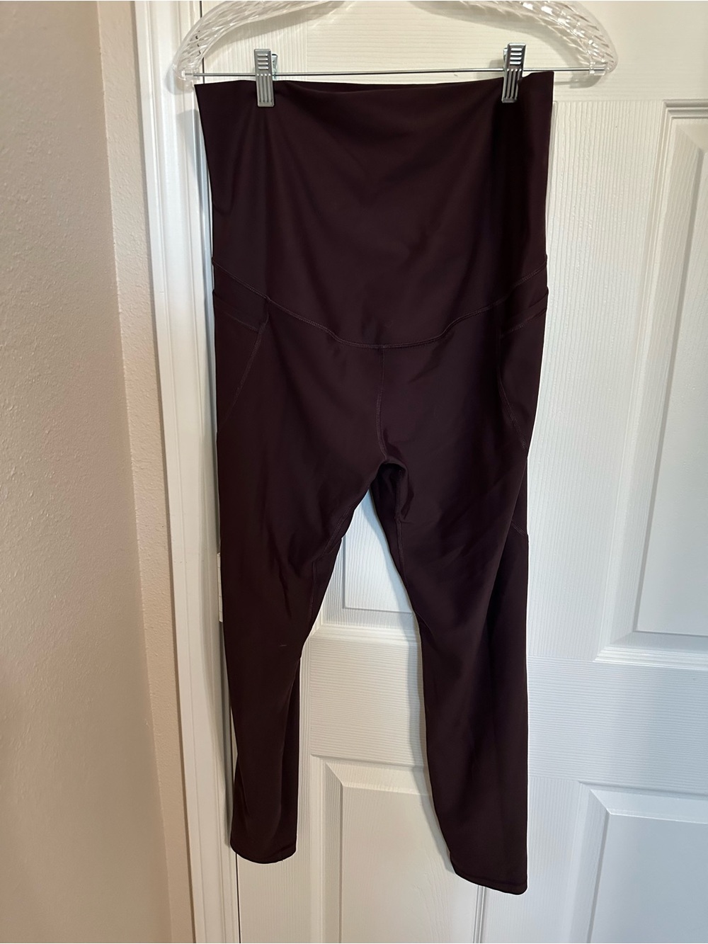 Old Navy maternity High-Waist Full-Length Leggings in Deep Plum, size Large EUC